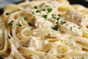 What kind of pasta is chicken Alfredo made of