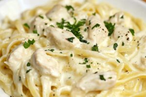 What kind of pasta is chicken Alfredo made of