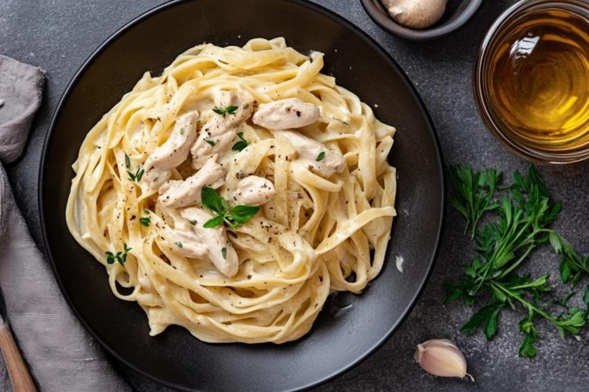 What kind of pasta is chicken Alfredo made of